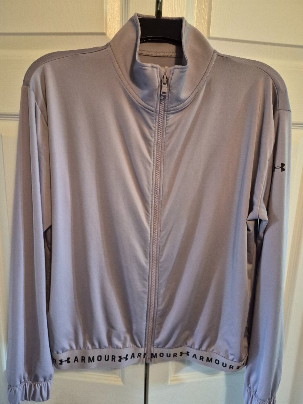 Womens size medium Armour heatgear lightweight jacket.